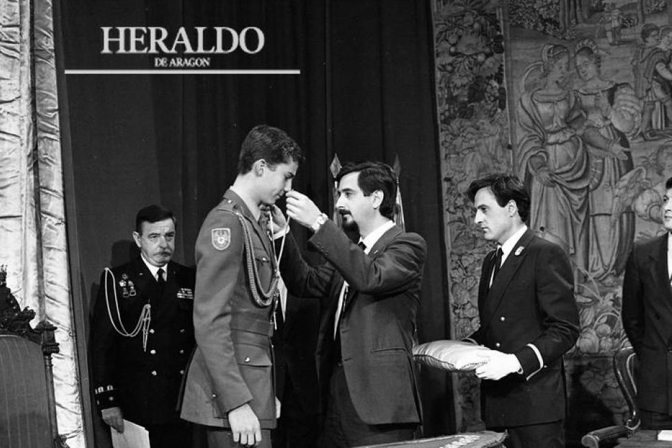 El presidente de las Cortes de Aragón, Antonio Embid, entrega la medalla de las Cortes al Príncipe Felipe en el Palacio de la Aljafería el 10 de mayo de 1986. Felipe de Borbón: «Es para mí un honor y una gran satisfacción el recibir esta medalla de las Cortes que guardaré siempre como recuerdo de esta fecha y de mi paso por esta Comunidad Autónoma Aragonesa».
