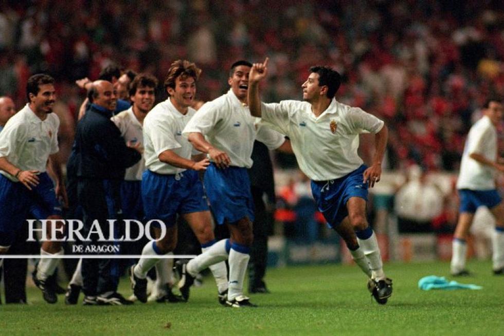 El 10 de mayo de 1995 el Real Zaragoza logra un gran hito deportivo al ganar la Recopa ante el Arsenal con un espectacular disparo de Nayim que batió a Seaman en el último minuto de la prórroga. Ese gol provocó una explosión de júbilo de los 16.000 aficionados españoles que se desplazaron a París. En la foto, Nayim tras marcar el famoso gol junto a Fernando Cáceres, Geli, Santiago Aragón, Kabir Nana y Jesús Solana.