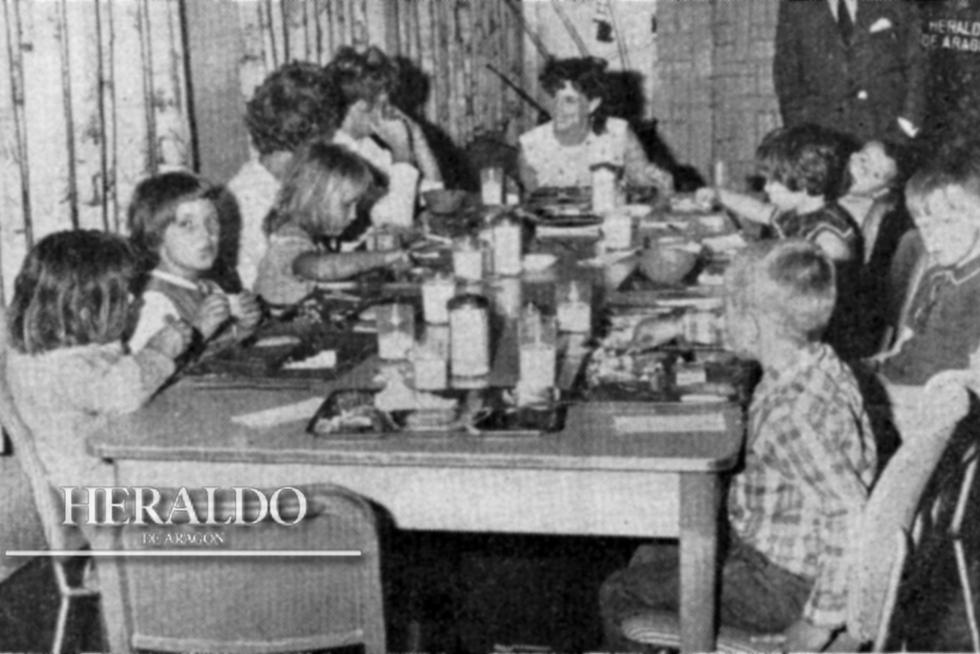 Durante la Guerra de los Seis Días, 1.200 norteamericanos fueron evacuados desde Libia a la Base Americana de Zaragoza. En la foto siete niños, con sus madres, desayunan en la base el 10 de junio de 1967