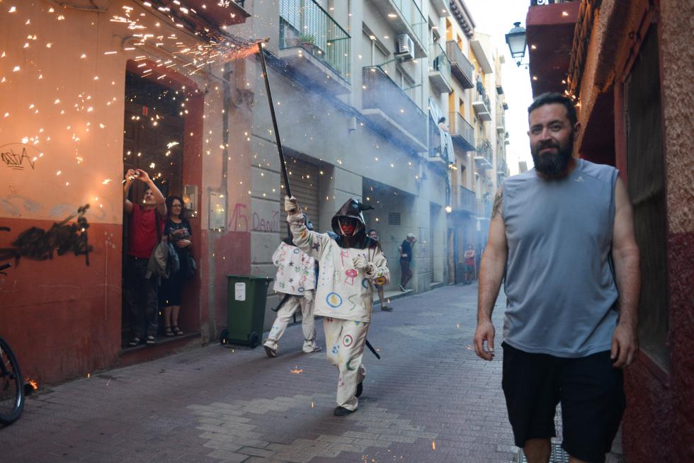 Pasacalles de 'diaples' en la Magdalena por San Juan