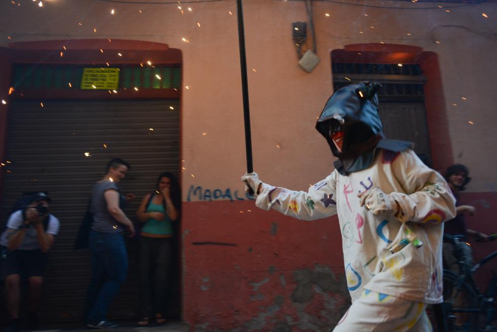 Pasacalles de 'diaples' en la Magdalena por San Juan
