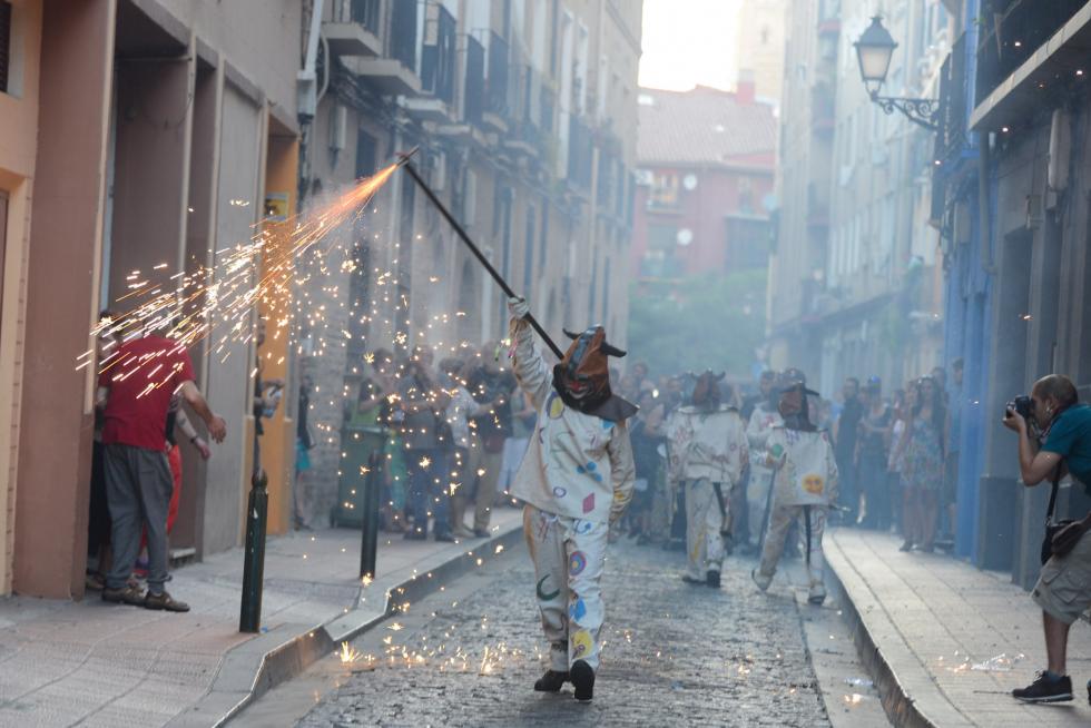 Pasacalles de 'diaples' en la Magdalena por San Juan