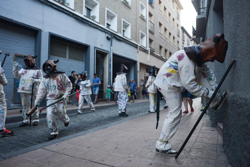 Pasacalles de 'diaples' en la Magdalena por San Juan