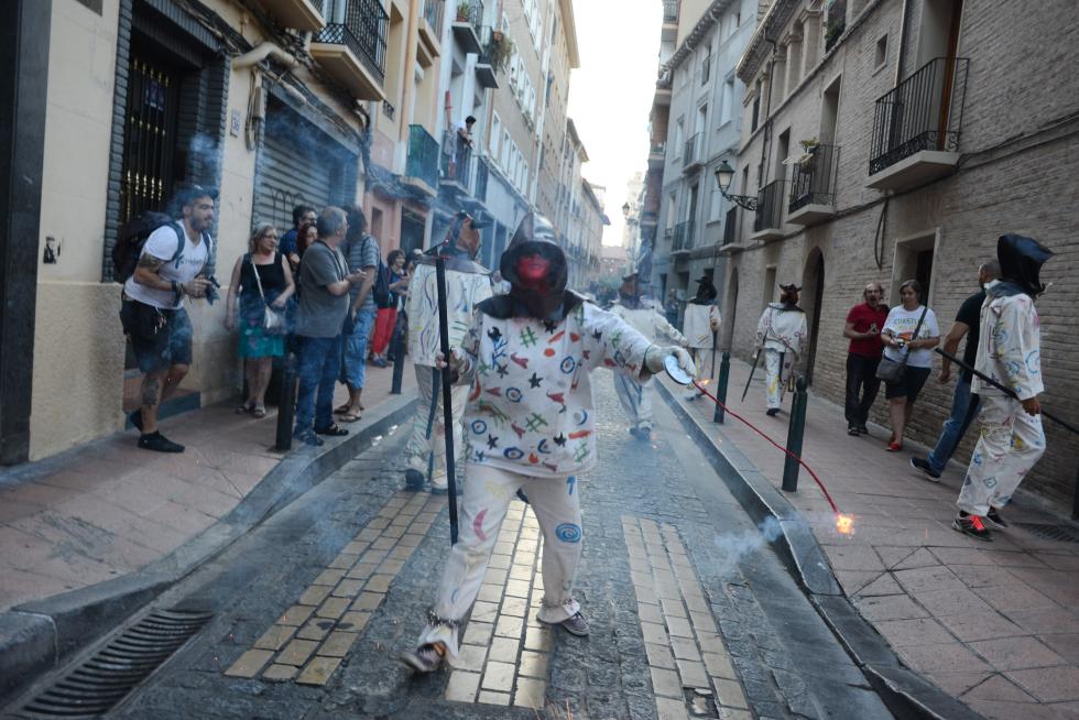 Pasacalles de 'diaples' en la Magdalena por San Juan