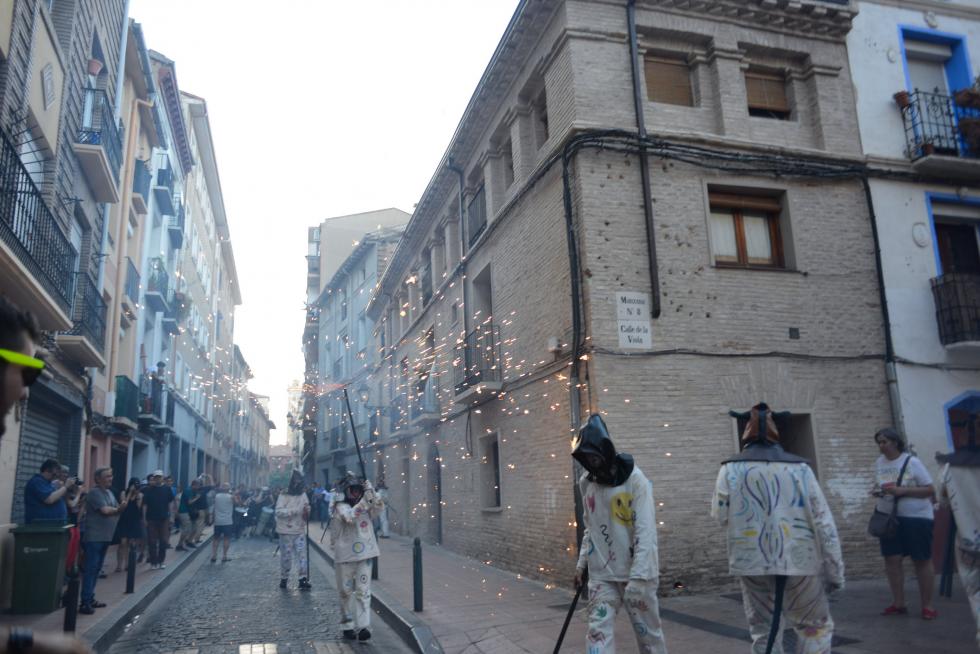 Pasacalles de 'diaples' en la Magdalena por San Juan