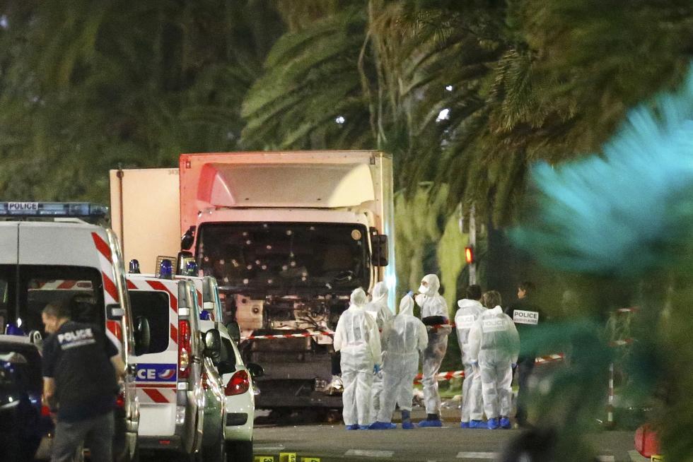 Un camión atropella a una multitud en Niza