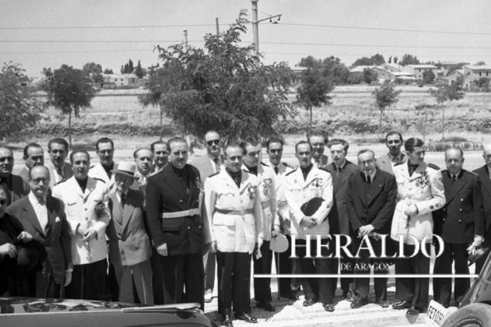 Se descubre la lápida que da nombre de José Antonio Primo de Rivera a la Residencia Sanitaria del Seguro de Enfermedad de Zaragoza (hoy, hospital Miguel Servet) el 18 de julio de 1954. En la foto, el presidente del Consejo Provincial Asesor del Instituto Nacional de Previsión, don José María Sánchez Ventura, con las autoridades y representaciones que asisten al acto.