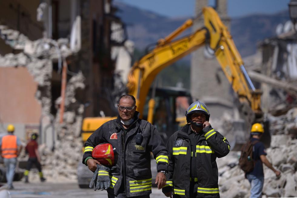Los equipos de rescate siguen trabajando mientras se suceden los temblores