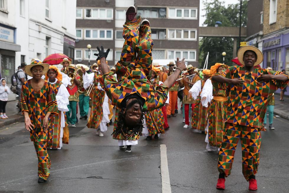 Ritmos afrocaribeños toman Notting Hill durante el gran desfile del carnaval