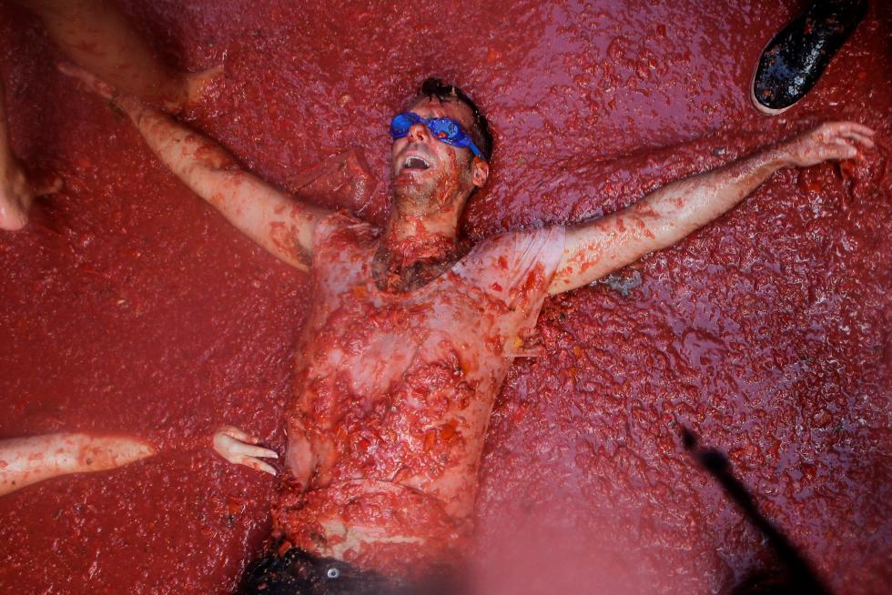 La tomatina de Buñol cumple su rito anual