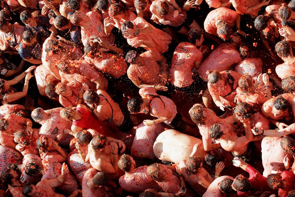La tomatina de Buñol cumple su rito anual