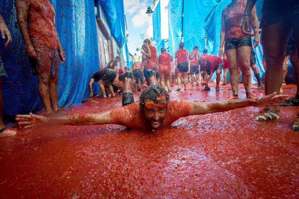 La tomatina de Buñol cumple su rito anual