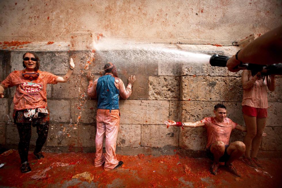 La tomatina de Buñol cumple su rito anual