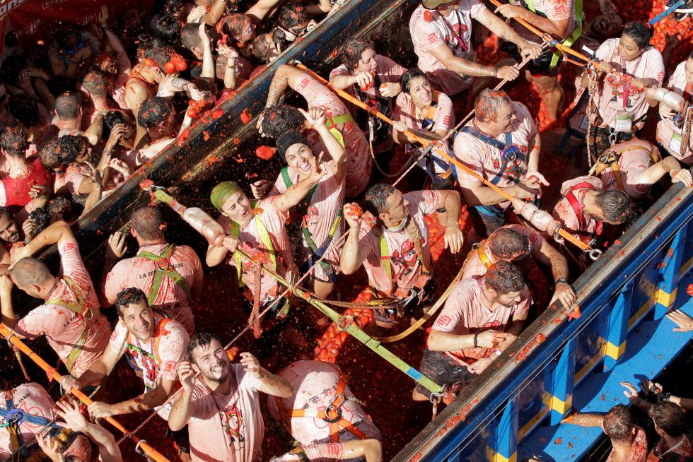 La tomatina de Buñol cumple su rito anual