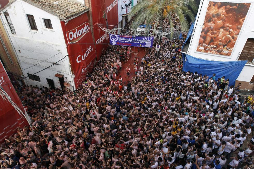 La tomatina de Buñol cumple su rito anual