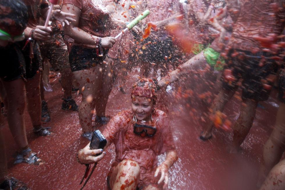 La tomatina de Buñol cumple su rito anual