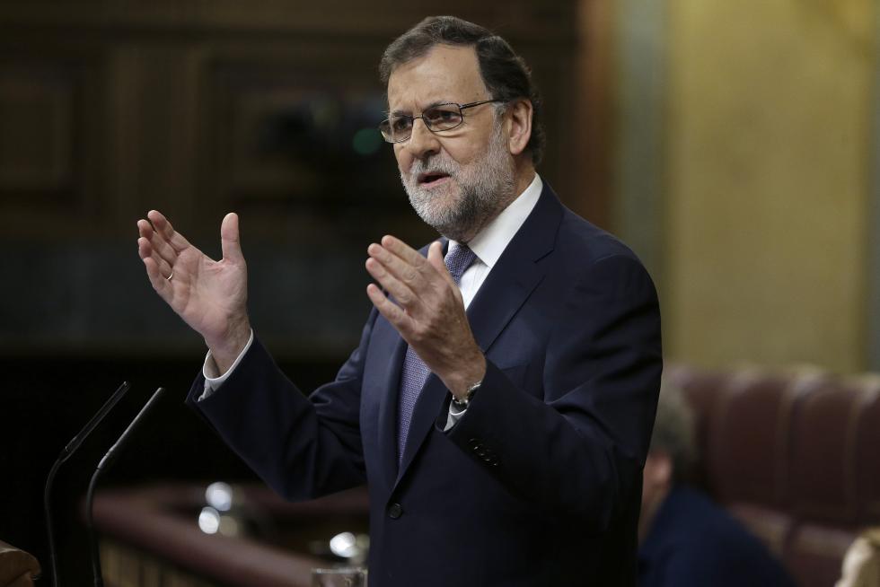 El presidente del Gobierno en funciones, Mariano Rajoy,contesta al secretario general del PSOE, Pedro Sánchez ,en la segunda sesión del debate de su investidura esta mañana en el Congreso de los Diputados.