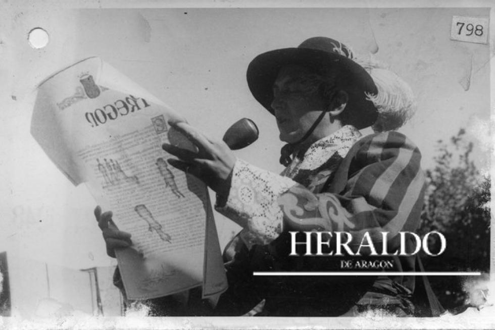 El eminente actor Carlos Lemos leyendo el pregón de fiestas del Pilar de Zaragoza el día 12 de octubre de 1948.