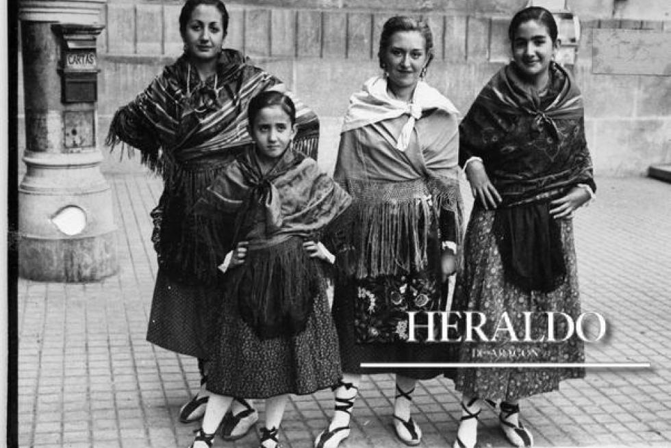 Jóvenes baturras durante las fiestas del Pilar de 1939.