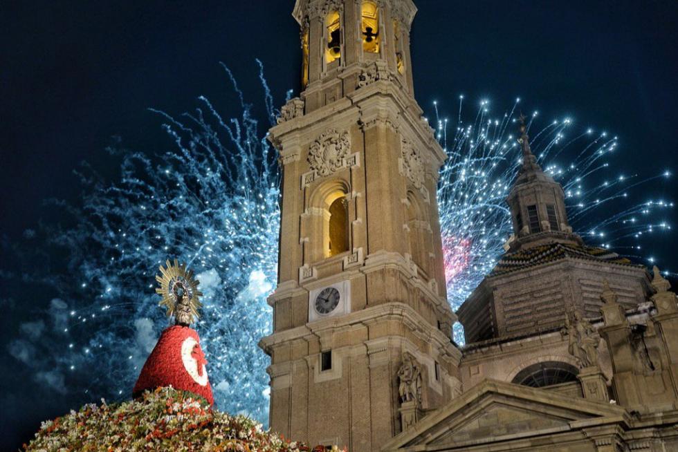Fuegos artificiales de fin de fiestas desde la plaza del Pilar.