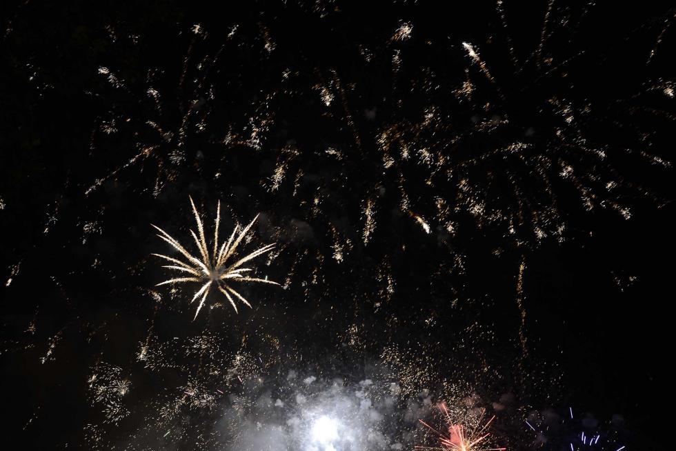 Fuegos artificiales de fin de fiestas