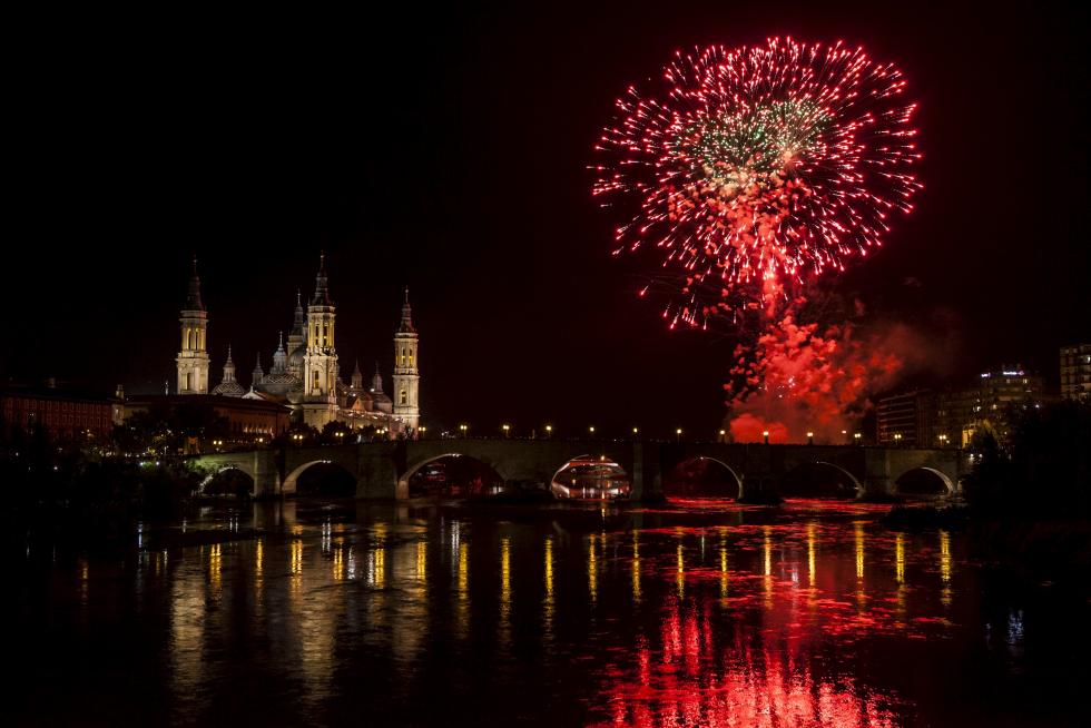 Fuegos artificiales de fin de fiestas en Zaragoza.
