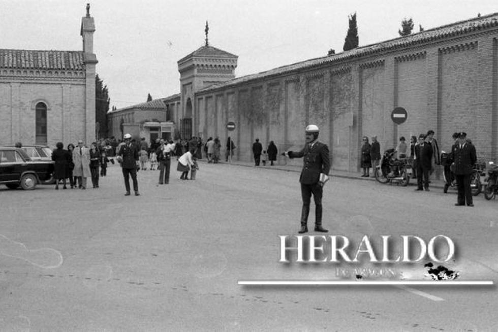 Un guardia regulando el tráfico en los accesos al cementerio de Torrero de Zaragoza el día de Todos los Santos en la década de los 70.