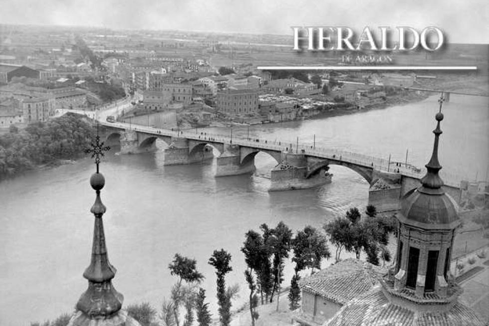El solar del convento de San Lázaro en el Arrabal de Zaragoza, situado a la derecha del puente de Piedra en 1967. Levantado en el año 1224, se transformó durante los Sitios en una gran fortaleza que permitió que la ciudad siguiera disponiendo de suministro de comida y armamento. Fotografía incluida en el coleccionable 'Cómo hemos cambiado' que HERALDO DE ARAGÓN regala en los meses de octubre y noviembre a sus lectores.