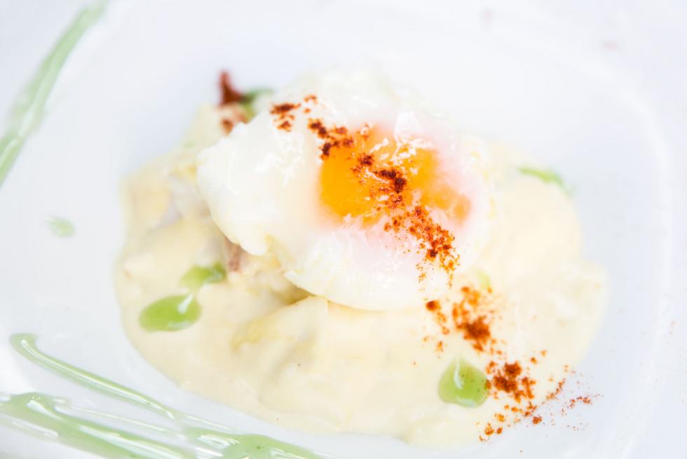 El Estoril: lascas de bacalao al pil pil con huevo poché.