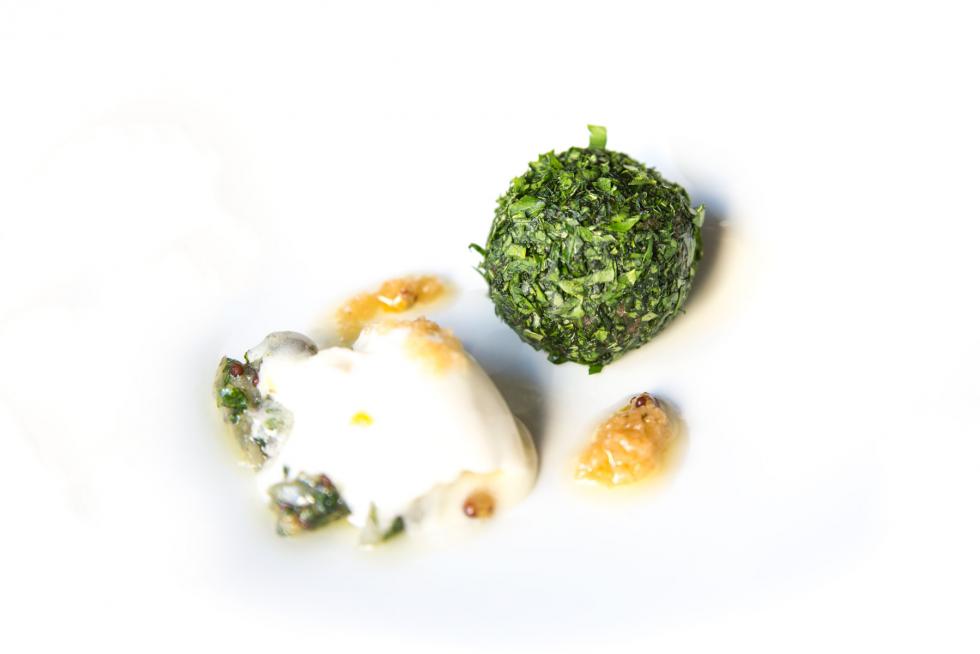La cava: tartar de potro con rabanizas y helado de mostaza.
