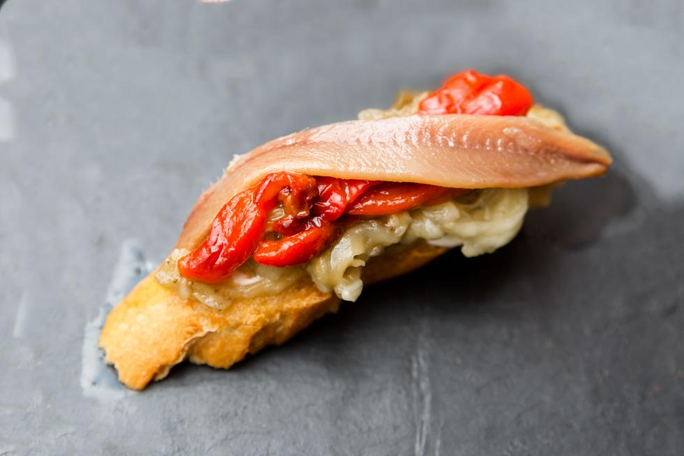 La Penúltima Drinks: escalibada de pimiento y berenjena asados con anchoa del Cantábrico y aceite del Bajo Aragón.