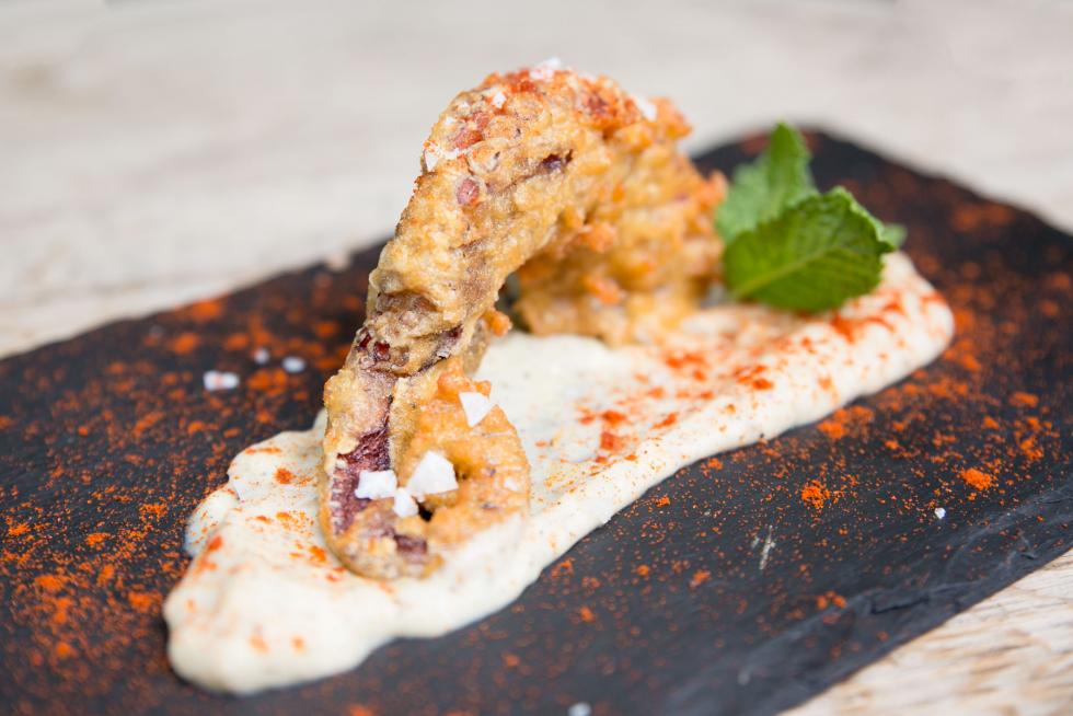 Morris gastrobar: pulpo en tempura sobre parmentier de patata trufada.