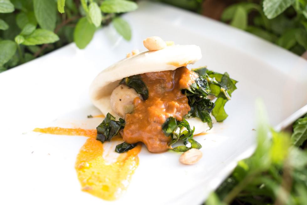 Neguri: pan bao con hongos del Pirineo y bocaditos de carrillera.