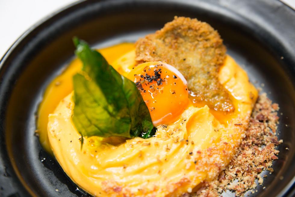 Orígenes: alcachofa crujiente con parmentier de boniato yema y ceniza ibérica.