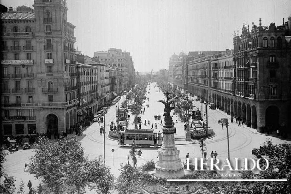 Imagen del paseo de la Independencia de Zaragoza desde la plaza de España en 1931. Todavía con ese aire parisino que había pretendido tener desde que fue diseñado y llamado Salón de Santa Engracia. Cuando convivían tráfico, tranvía, bulevar, árboles, aceras, paseantes y bicis. Fotografía incluida en el coleccionable 'Cómo hemos cambiado' que HERALDO DE ARAGÓN regala a sus lectores.