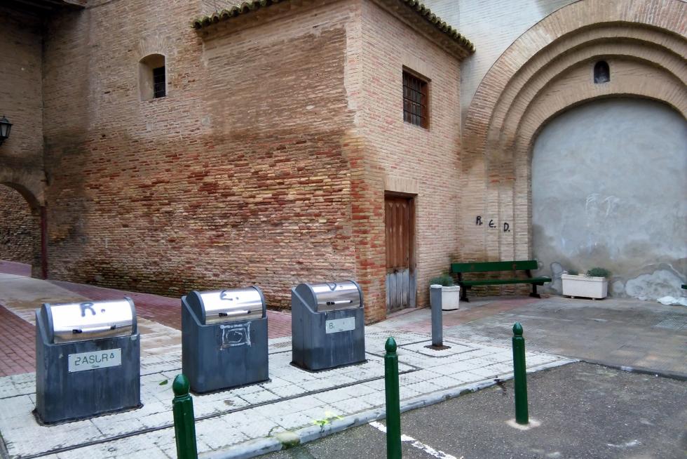 La instantánea corresponde a tres contenedores de basura soterrados instalados junto a la iglesia de Ntra. Sra. de los Ángeles de Pedrola (Zaragoza).