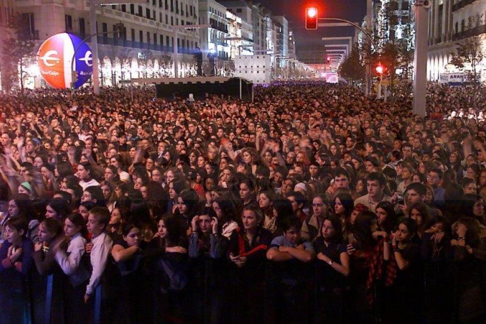 El paseo de la Independencia abarrotado de personas durante un concierto de las fiestas del Pilar de 2003.