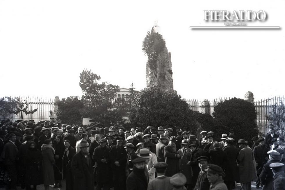 El 8 de febrero se cumplen 106 años de la muerte de Joaquín Costa. En la fotografía, podemos ver un homenaje realizado en el aniversario de su muerte en el cementerio de Torrero de Zaragoza, en la década de los años veinte.