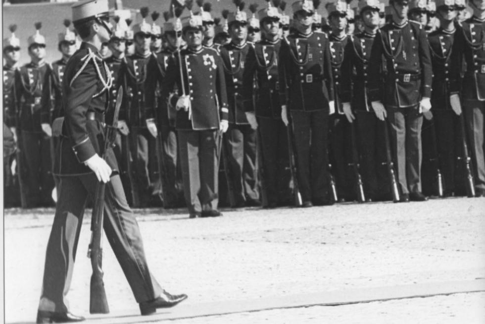 El príncipe don Felipe de Borbón jurando bandera en la Academia General Militar de Zaragoza el 11 de octubre de 1985. Hoy, 20 de febrero de 2017, el rey Felipe VI ha presidido el acto militar en la AGM, con motivo del 135º aniversario de su fundación y el 90º aniversario de su segunda época.