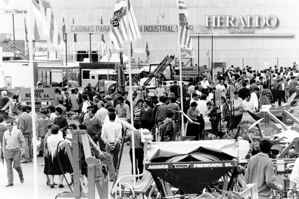 Fotografía de la edición número 22 de la Feria Internacional de Maquinaria Agrícola (FIMA) que abrió sus puertas el 18 de marzo de 1988 en Zaragoza. Se clausuró el 24 de marzo con éxito en cuanto al número de visitantes y, sobre todo, de compradores extranjeros. FIMA batió el récord de expositores ese año y participaron 27 países.