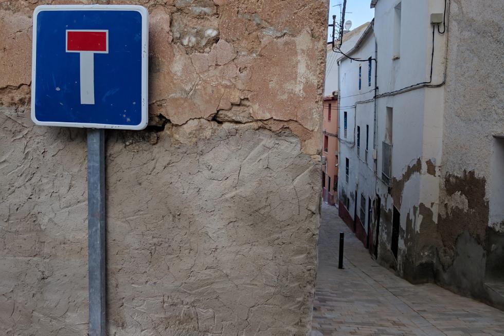 Esquina de la calle San Juan con Joaquín Costa, en Cadrete