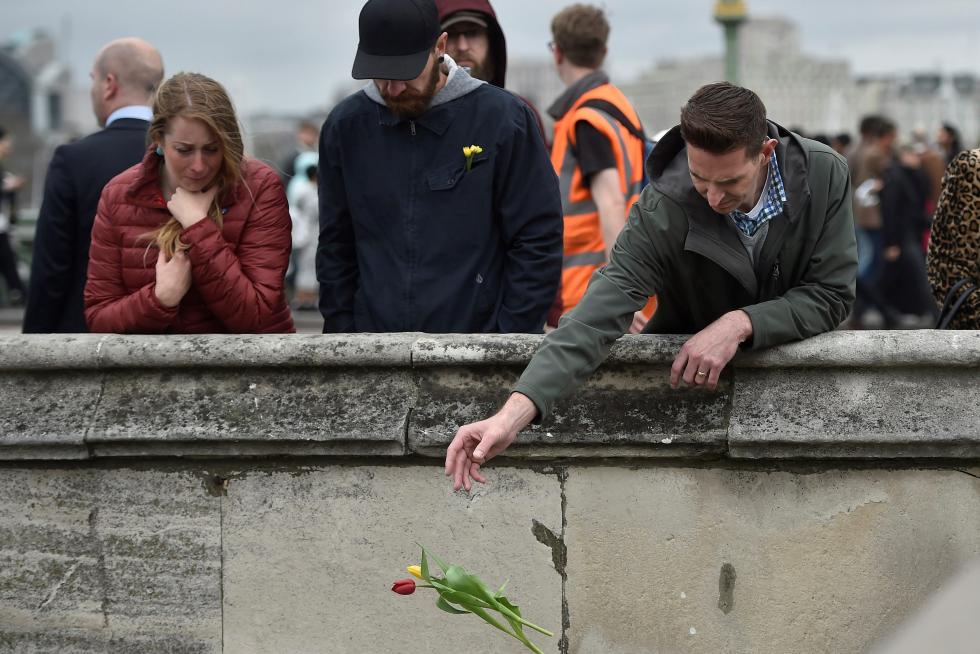 Cientos de personas guardan un minuto de silencio en el puente de Westminster