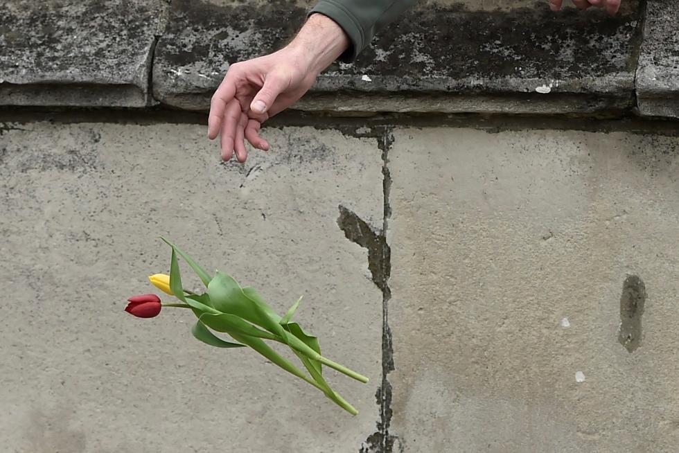 Cientos de personas guardan un minuto de silencio en el puente de Westminster