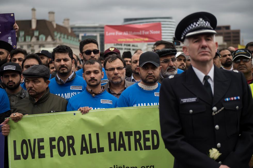 Cientos de personas guardan un minuto de silencio en el puente de Westminster