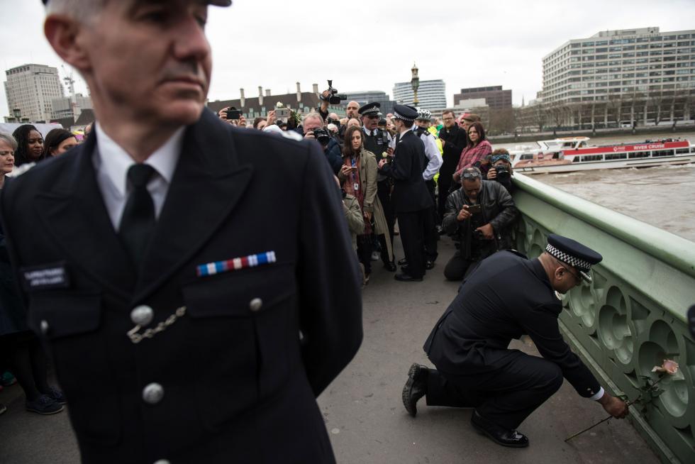 Cientos de personas guardan un minuto de silencio en el puente de Westminster