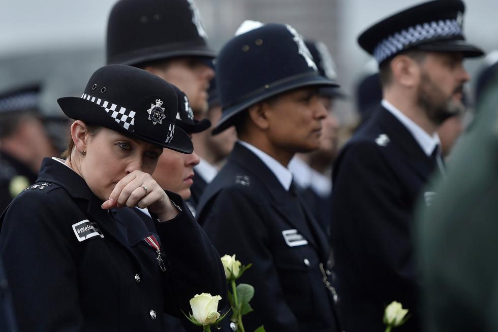 Cientos de personas guardan un minuto de silencio en el puente de Westminster