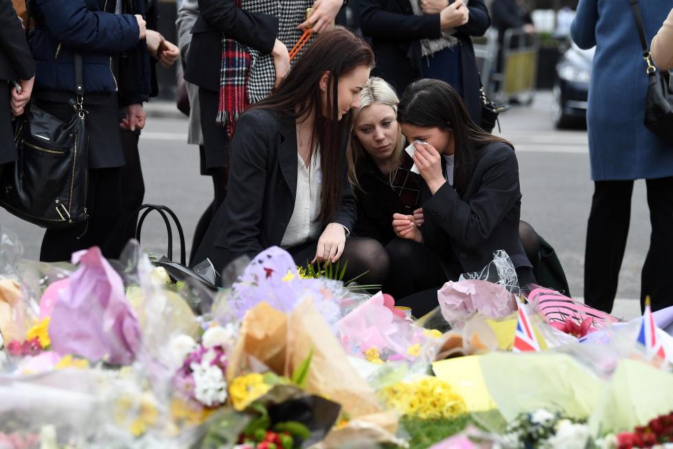 Cientos de personas guardan un minuto de silencio en el puente de Westminster