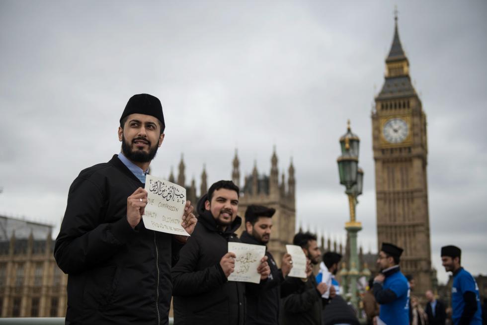Cientos de personas guardan un minuto de silencio en el puente de Westminster