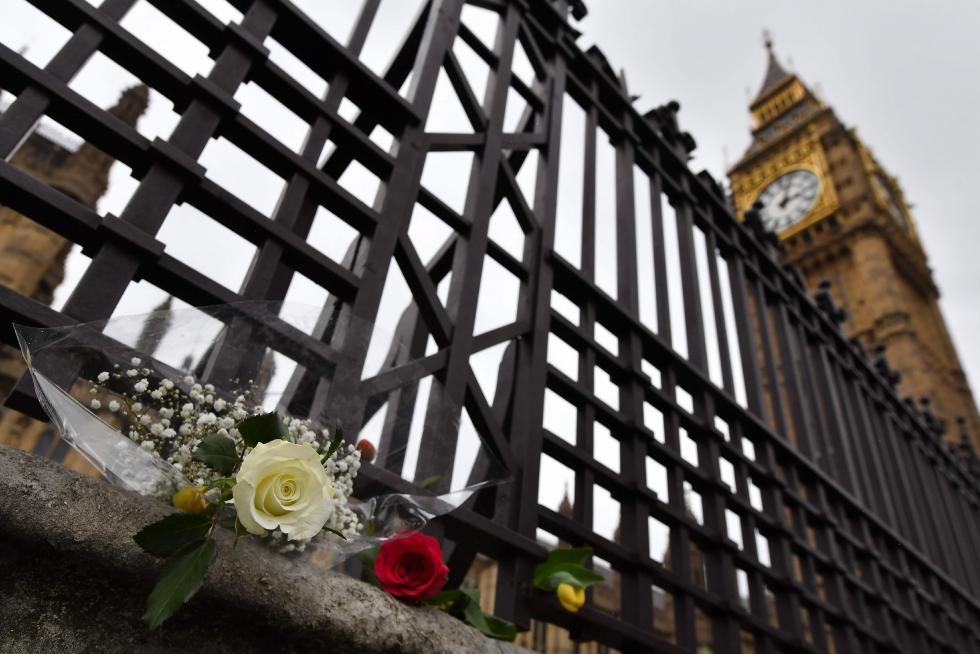 Cientos de personas guardan un minuto de silencio en el puente de Westminster