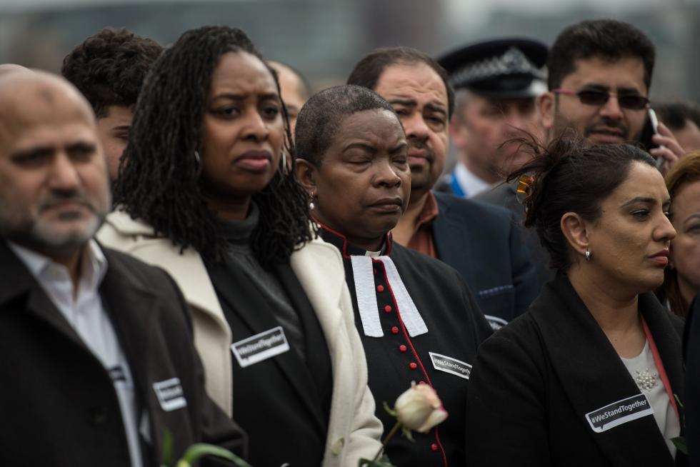 Cientos de personas guardan un minuto de silencio en el puente de Westminster